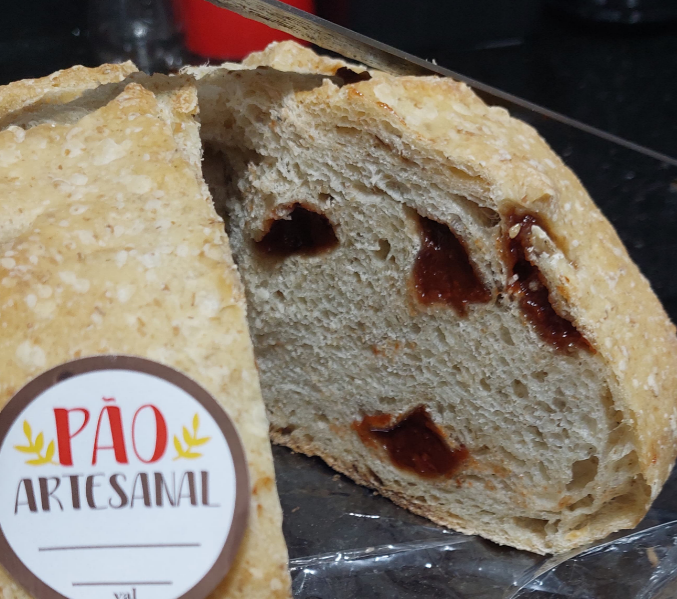 Rústico com crosta de gergelim recheado com goiabada