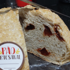 Rústico com crosta de gergelim recheado com goiabada - Imagem 1